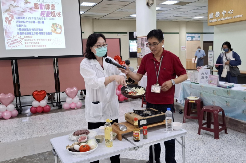 營養師陳慧珍(左)為媽媽解說製作健康餐盒。(新營醫院提供) 營養師陳慧珍(左)為媽媽解說製作健康餐盒。(新營醫院提供)
