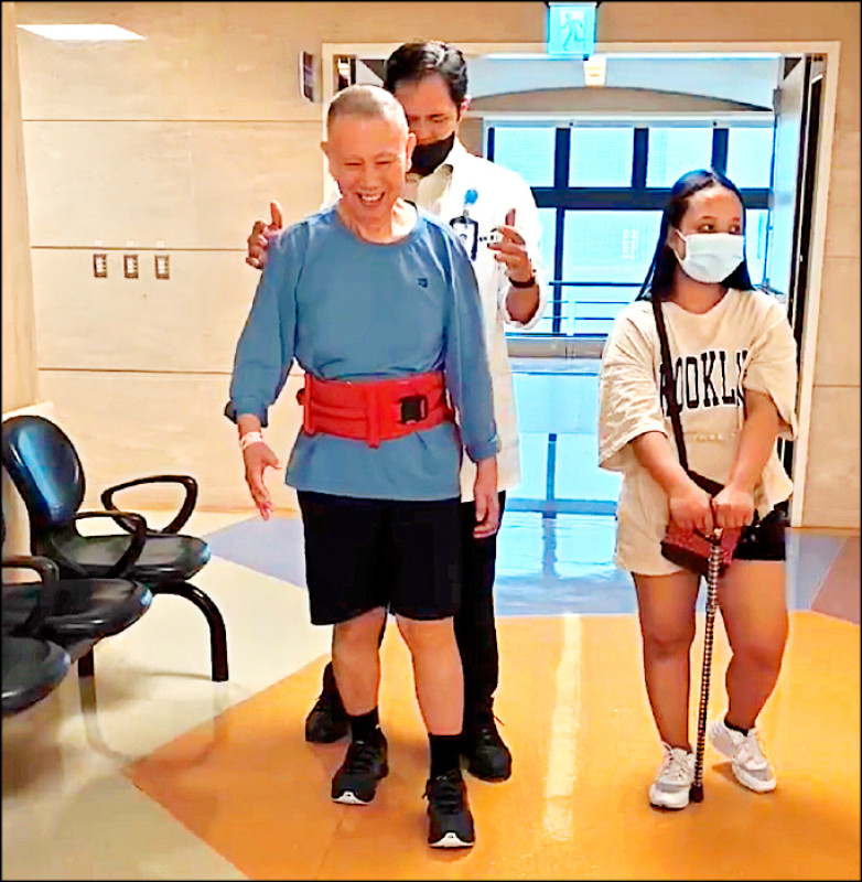 ▲高先生不用輔具或依靠旁人,能自己行走。(記者蔡淑媛翻攝) ▲高先生不用輔具或依靠旁人,能自己行走。(記者蔡淑媛翻攝)