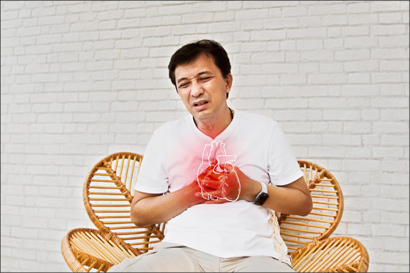 ▲心肌梗塞搶救關鍵在於把握黃金時間,胸悶如壓重物是常見警訊,高風險族群應定期檢查血脂;圖為情境照,圖中人物與本文無關。(照片來源:shutterstock) ▲心肌梗塞搶救關鍵在於把握黃金時間,胸悶如壓重物是常見警訊,高風險族群應定期檢查血脂;圖為情境照,圖中人物與本文無關。(照片來源:shutterstock)