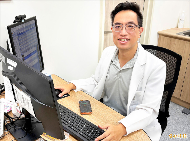 ▲楊鈞百醫師說明,林同學接受重複經顱磁刺激(rTMS)治療後,情緒調節能力獲得顯著改善。(記者張軒哲攝) ▲楊鈞百醫師說明,林同學接受重複經顱磁刺激(rTMS)治療後,情緒調節能力獲得顯著改善。(記者張軒哲攝)