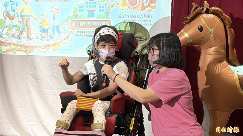 佳悅在北醫附醫復健後慢慢進步,曾數度跟學校老師分享「我能走好遠了」。(記者林志怡攝) 佳悅在北醫附醫復健後慢慢進步,曾數度跟學校老師分享「我能走好遠了」。(記者林志怡攝)