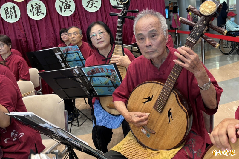 「橋下國樂團」最高齡團員89歲林茂榮,參與關懷演出。(記者楊金城攝) 「橋下國樂團」最高齡團員89歲林茂榮,參與關懷演出。(記者楊金城攝)