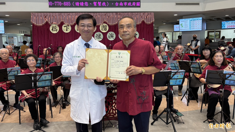 柳營奇美醫院院長周偉倪(前左)感謝橋下國樂團的關懷演出。(記者楊金城攝) 柳營奇美醫院院長周偉倪(前左)感謝橋下國樂團的關懷演出。(記者楊金城攝)