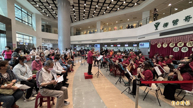 「橋下國樂團」以傳統樂器演奏,在柳營奇美醫院演出吸引民眾聆賞。(記者楊金城攝) 「橋下國樂團」以傳統樂器演奏,在柳營奇美醫院演出吸引民眾聆賞。(記者楊金城攝)