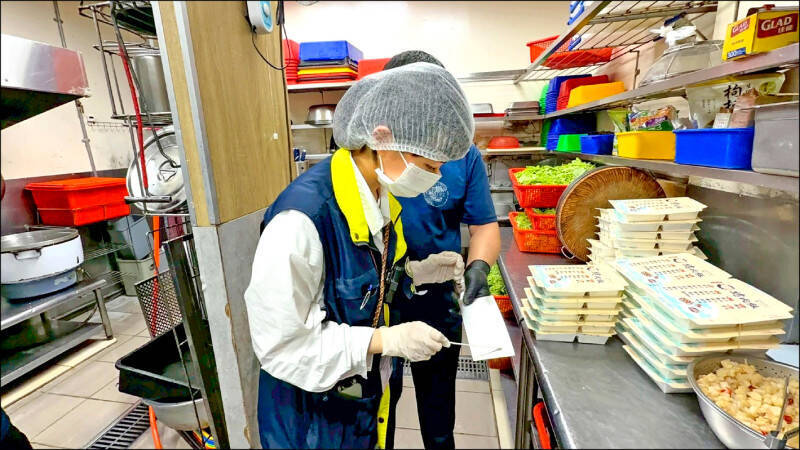健康網》食物中毒又一起！知名烤肉飯逾百人中招 醫警1毒素加熱也難殺