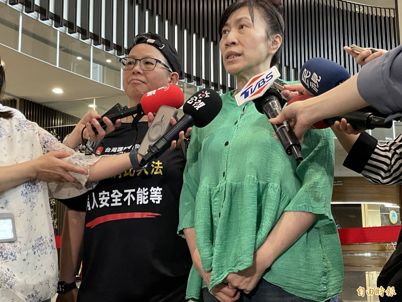 護理師護士公會全國聯合會理事長陳麗琴指出,三班護病比入法等了多年,護理人員終於看到留下來的希望。(記者羅碧攝) 護理師護士公會全國聯合會理事長陳麗琴指出,三班護病比入法等了多年,護理人員終於看到留下來的希望。(記者羅碧攝)