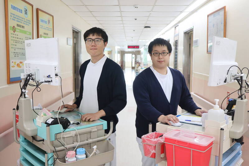 部桃兄弟檔護理師 受媽媽影響跟進當「白衣天使」