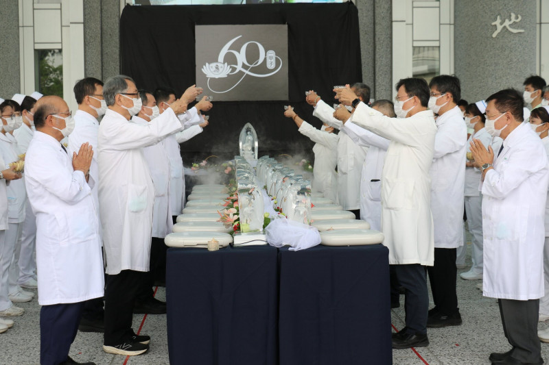 慈濟60年慶 台中慈濟醫院醫病齊浴佛