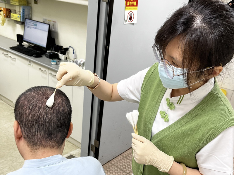 「多一點」溫暖！白衣天使陳湘郁 主動幫身心患者剪髮、沐浴