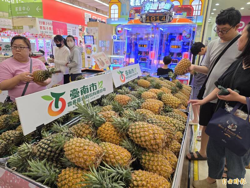 鳳梨甜度不低,兒童牙醫盧育成指出,別忽視鳳梨的「酸」對牙齒會造成牙齒酸蝕的永久傷害。(資料照) 鳳梨甜度不低,兒童牙醫盧育成指出,別忽視鳳梨的「酸」對牙齒會造成牙齒酸蝕的永久傷害。(資料照)