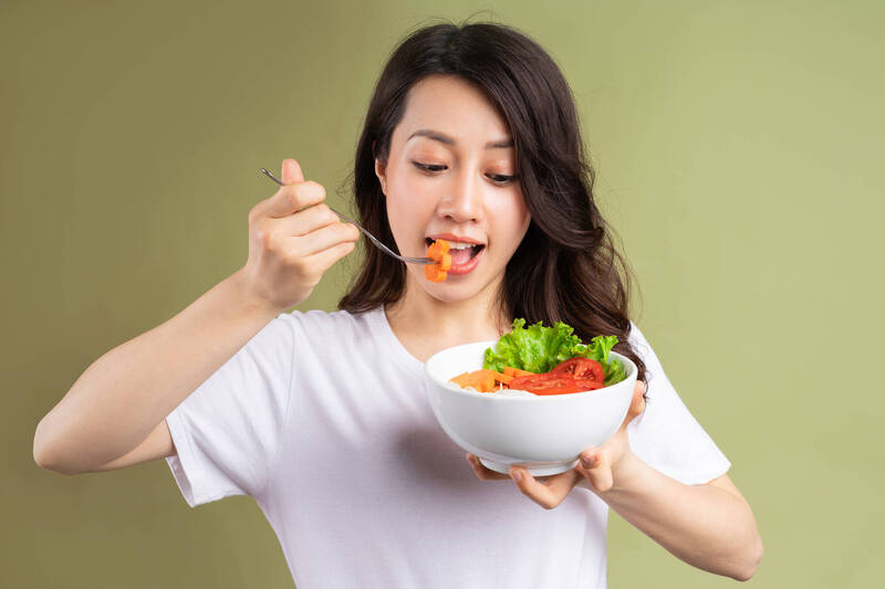 健康網》吃沙拉減重 仍然瘦不下！醫：為腸胃做3件事