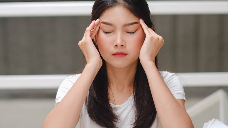 健康網》反覆頭痛別只怪沒睡飽 醫揭腦出血、中風警訊