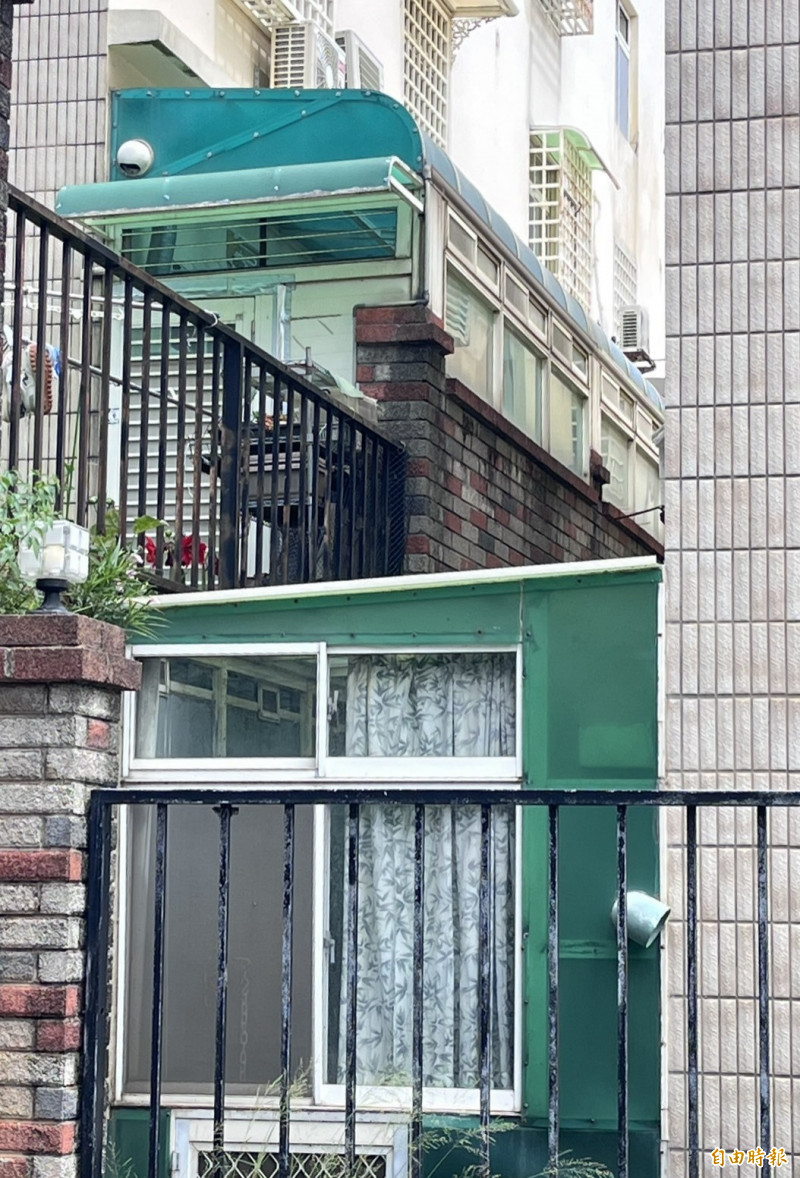 國人的住宅習慣在屋後、陽台區加蓋採光罩等防雨、防塵、或增加使用空間。(記者黃美珠攝) 國人的住宅習慣在屋後、陽台區加蓋採光罩等防雨、防塵、或增加使用空間。(記者黃美珠攝)