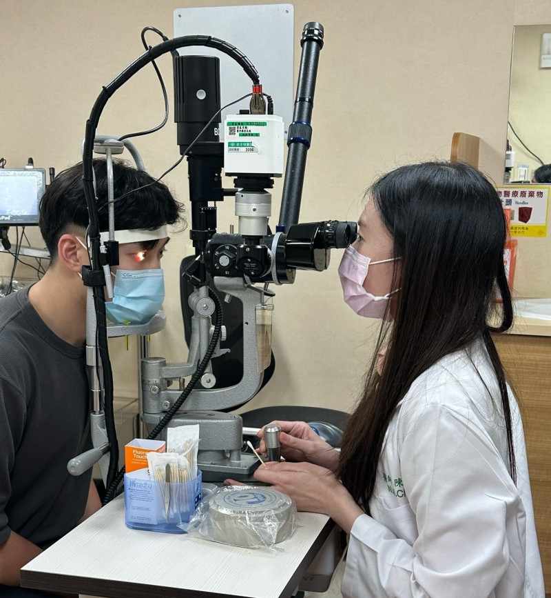 嘉義長庚醫院眼科主治醫師陳南妮(右)為患者做乾眼檢查。(長庚醫院提供) 嘉義長庚醫院眼科主治醫師陳南妮(右)為患者做乾眼檢查。(長庚醫院提供)