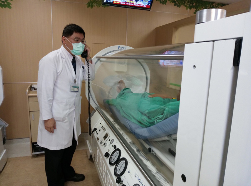 46歲「三高」男中風半身癱 高壓氧搭配復健治重拾行走能力