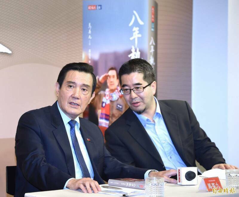 馬英九基金會人事異動,竟意外傳出前總統馬英九健康疑慮。圖為馬英九(左)與馬英九基金會前執行長蕭旭岑(右) 馬英九基金會人事異動,竟意外傳出前總統馬英九健康疑慮。圖為馬英九(左)與馬英九基金會前執行長蕭旭岑(右)