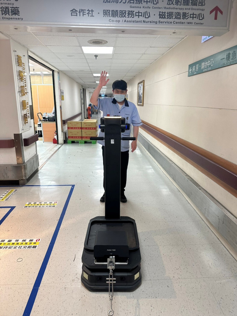 智慧運送機器人具跟隨模式,具感應器對目標物件跟隨行駛,進行半自動化的輔助搬運工作。(高雄榮總提供) 智慧運送機器人具跟隨模式,具感應器對目標物件跟隨行駛,進行半自動化的輔助搬運工作。(高雄榮總提供)