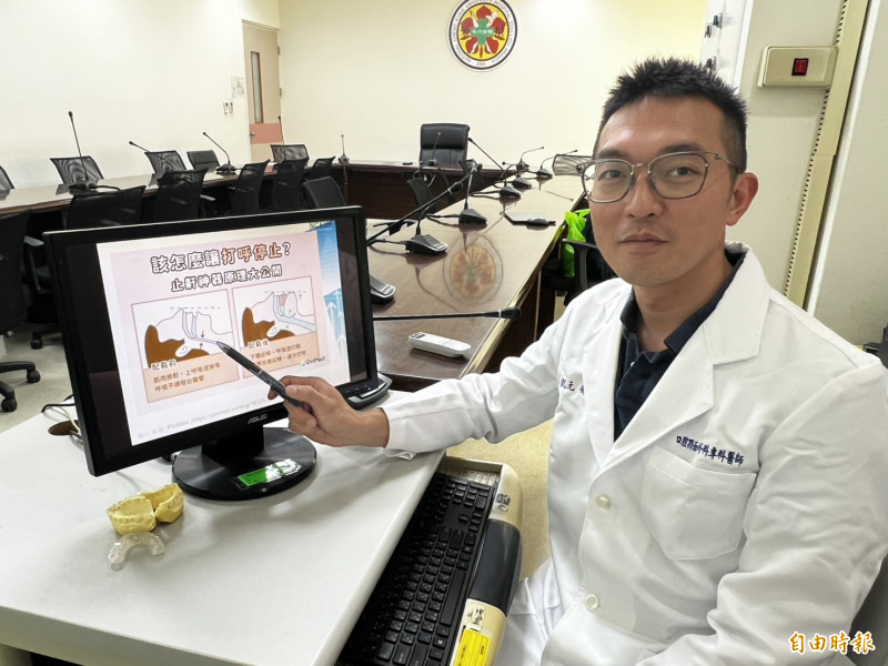成大醫院斗六分院牙醫師蕭凱元,也是口腔顎面外科及睡眠專科醫師說,呼吸中止症是因睡眠時肌肉放鬆,上呼吸道狹窄呼吸不順造成。(記者黃淑莉攝) 成大醫院斗六分院牙醫師蕭凱元,也是口腔顎面外科及睡眠專科醫師說,呼吸中止症是因睡眠時肌肉放鬆,上呼吸道狹窄呼吸不順造成。(記者黃淑莉攝)