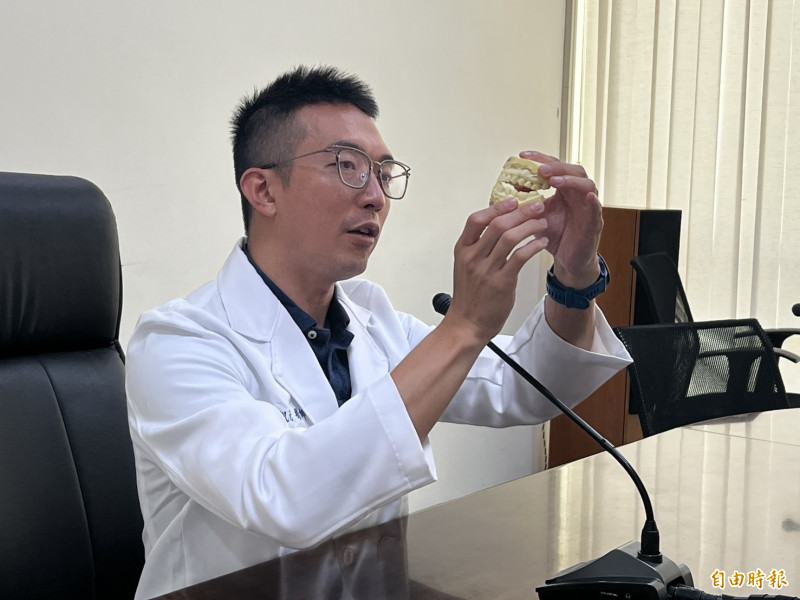 蕭凱元醫師說明止鼾牙套改善打呼與阻塞性呼吸中止症的原理。(記者黃淑莉攝) 蕭凱元醫師說明止鼾牙套改善打呼與阻塞性呼吸中止症的原理。(記者黃淑莉攝)