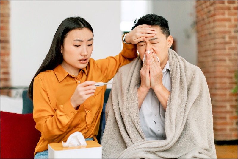 ▲返國3週內出現發燒、紅疹、鼻炎、咳嗽、結膜炎等疑似麻疹症狀,請務必戴上口罩儘速就醫,並主動告知醫師旅遊及暴露史;圖為情境照,圖中人物與本文無關。(照片來源:shutterstock) ▲返國3週內出現發燒、紅疹、鼻炎、咳嗽、結膜炎等疑似麻疹症狀,請務必戴上口罩儘速就醫,並主動告知醫師旅遊及暴露史;圖為情境照,圖中人物與本文無關。(照片來源:shutterstock)