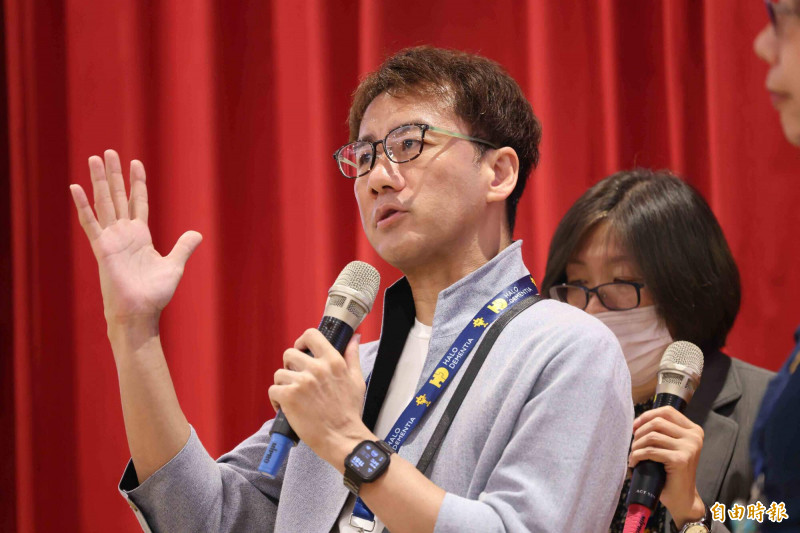 丹野智文13年來積極在日本及世界各國進行失智症的經驗分享,甚至出書、成立陪伴組織,演講後有大群粉絲爭相合影。(記者蔡淑媛攝) 丹野智文13年來積極在日本及世界各國進行失智症的經驗分享,甚至出書、成立陪伴組織,演講後有大群粉絲爭相合影。(記者蔡淑媛攝)