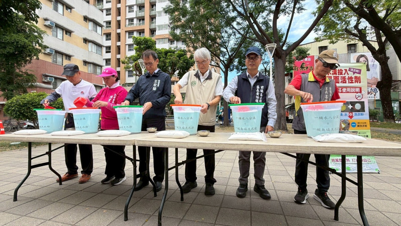 阻斷水溝孳生登革熱病媒蚊 高市教「一桶水防治法」