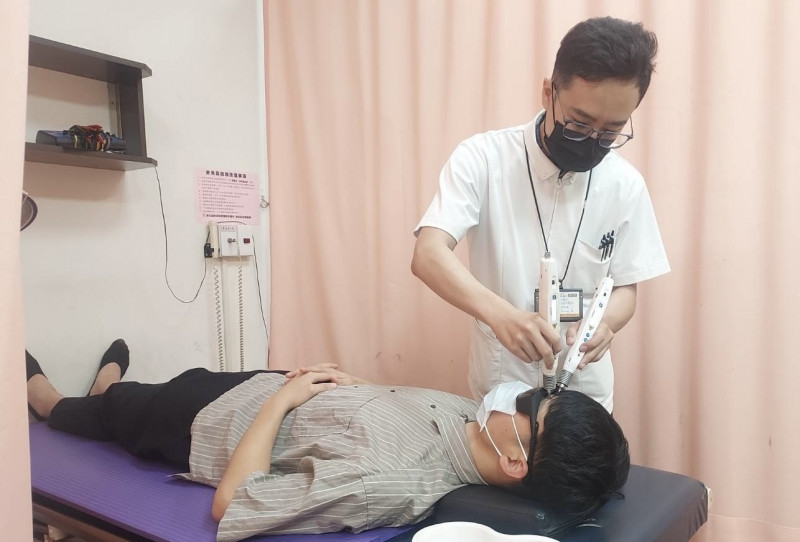 眼睛乾澀好困擾  中醫雷射針灸助你重拾水潤明亮