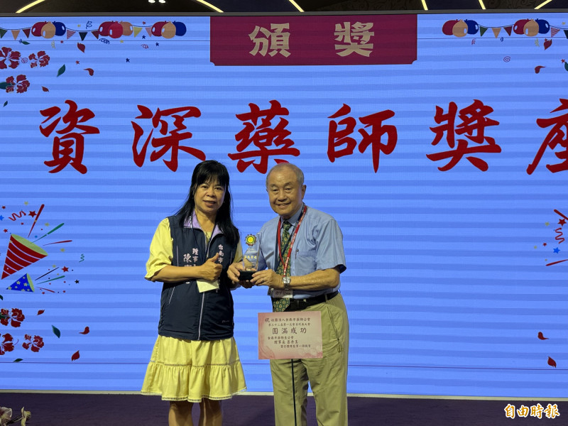加入台南市藥師公會逾60年的最資深藥師林子安(右者)獲得表揚。(記者王俊忠攝) 加入台南市藥師公會逾60年的最資深藥師林子安(右者)獲得表揚。(記者王俊忠攝)