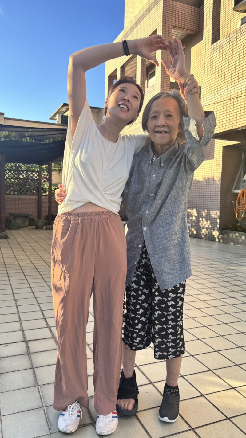 台灣首位東歐文學博士、俄國語文學者歐茵西(右)生前飽受失智症之苦,女兒(左)分享母親發病、就醫到安養的詳細照顧經歷,盼社會同理,也提供許多人未來可能面臨到的問題,提供正確照護觀念。(韋依琳提供) 台灣首位東歐文學博士、俄國語文學者歐茵西(右)生前飽受失智症之苦,女兒(左)分享母親發病、就醫到安養的詳細照顧經歷,盼社會同理,也提供許多人未來可能面臨到的問題,提供正確照護觀念。(韋依琳提供)