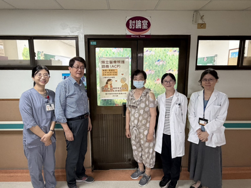 中榮嘉義分院家醫科醫師洪恩琪(右二)指出,65歲以上民眾,可免費接受諮商並簽署預立醫療決定書。(中榮嘉義分院提供) 中榮嘉義分院家醫科醫師洪恩琪(右二)指出,65歲以上民眾,可免費接受諮商並簽署預立醫療決定書。(中榮嘉義分院提供)