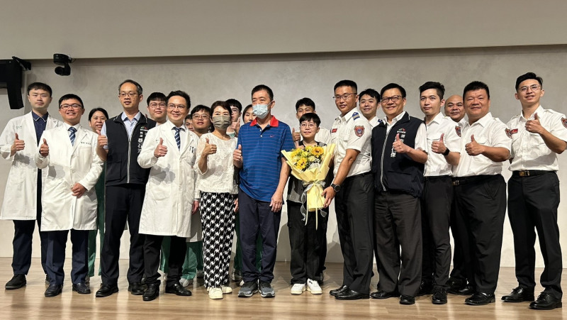 郭男感謝救命的消防救護及醫療人員。(中市醫提供) 郭男感謝救命的消防救護及醫療人員。(中市醫提供)