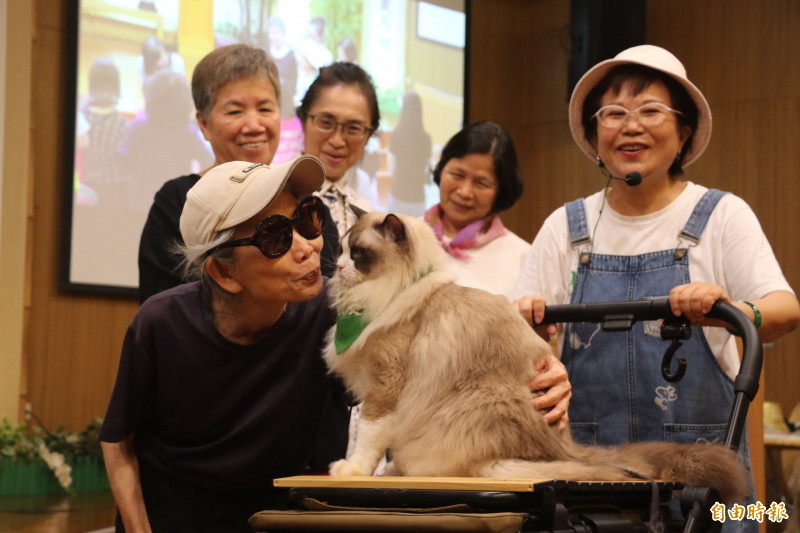 動物輔助治療對失智症有效 毛小孩化身長輩療癒天使