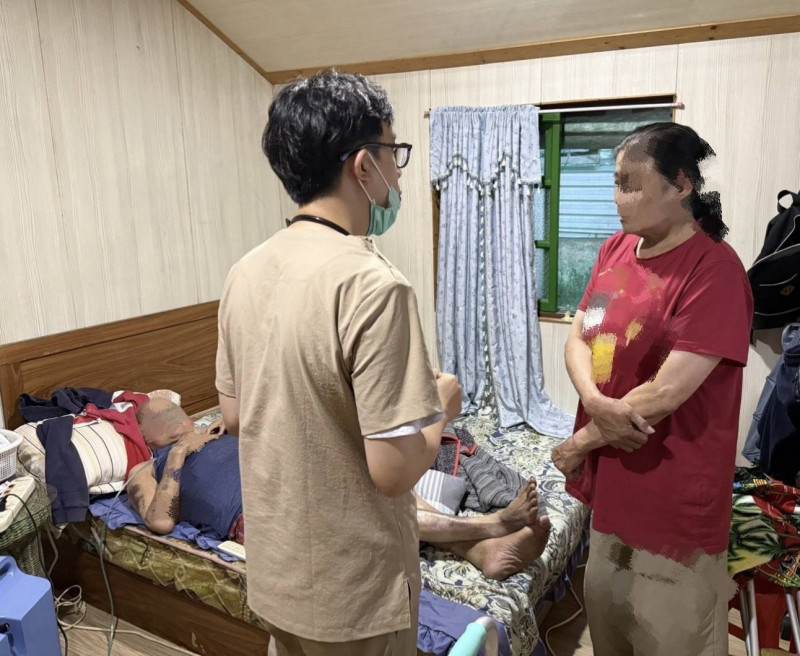 羅東聖母醫院醫師李秉豪(中),提供阿榮伯夫婦居家醫療及衛教服務。(羅東聖母醫院提供) 羅東聖母醫院醫師李秉豪(中),提供阿榮伯夫婦居家醫療及衛教服務。(羅東聖母醫院提供)