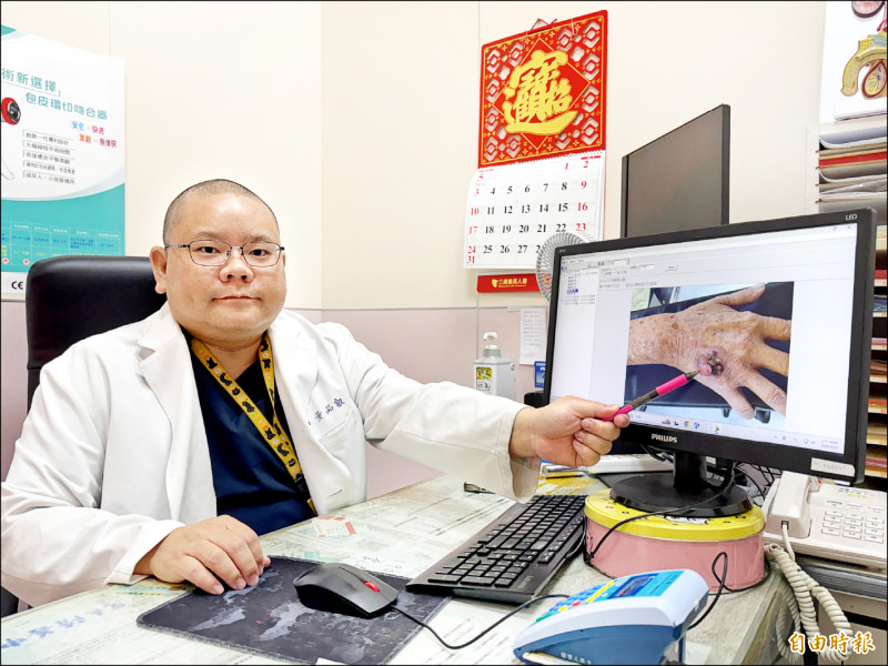 ▲黃品叡醫師說,7旬患者因病住院,意外揪出4處罹患癌症。(記者張軒哲攝) ▲黃品叡醫師說,7旬患者因病住院,意外揪出4處罹患癌症。(記者張軒哲攝)