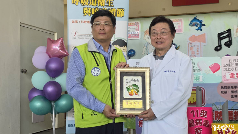 連續8年抵澎義診 澎湖縣副縣長林皆興頒贈台北仁濟院感謝狀