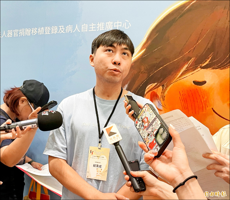 ▲器捐受贈者賴秉成先後接受骨髓移植和肺臟移植,昨天他感謝捐贈者及家屬,讓他有機會翻轉人生。(記者羅碧攝) ▲器捐受贈者賴秉成先後接受骨髓移植和肺臟移植,昨天他感謝捐贈者及家屬,讓他有機會翻轉人生。(記者羅碧攝)