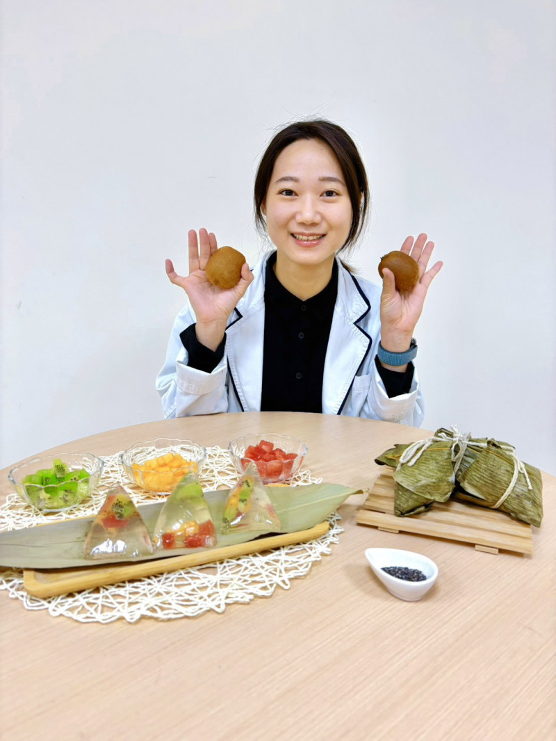 安南醫院營養師洪靖雯展示,以當季水果及奇亞籽製作的低糖高纖水果冰粽。(安南醫院提供) 安南醫院營養師洪靖雯展示,以當季水果及奇亞籽製作的低糖高纖水果冰粽。(安南醫院提供)