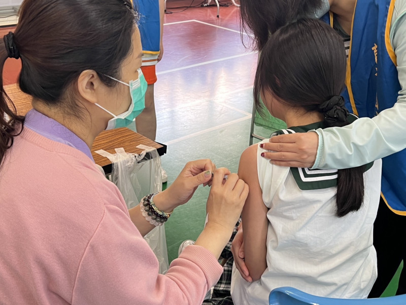 新北市推動國中8年級學生公費HPV疫苗接種政策,符合資格者免費接種2劑,圖為疫苗接種示意畫面。(圖由衛生局提供) 新北市推動國中8年級學生公費HPV疫苗接種政策,符合資格者免費接種2劑,圖為疫苗接種示意畫面。(圖由衛生局提供)
