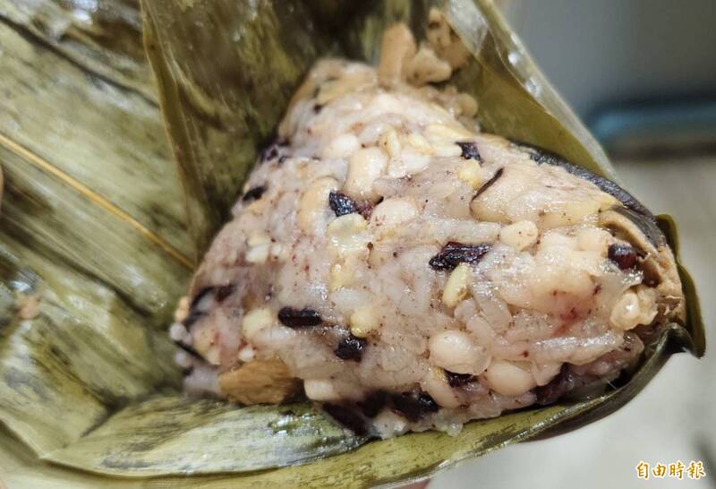 端午時節,不少人餐餐都吃粽子。(資料照、記者張軒哲攝) 端午時節,不少人餐餐都吃粽子。(資料照、記者張軒哲攝)
