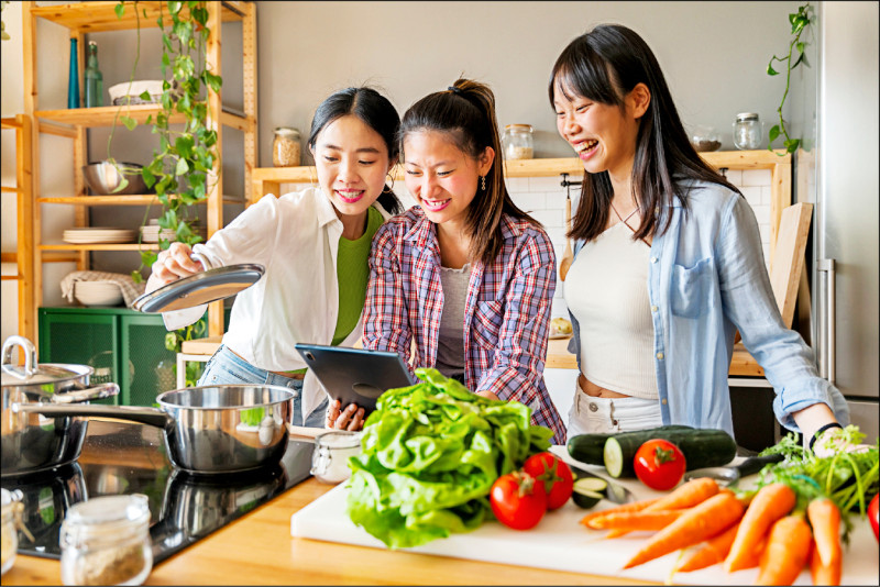 ▲收假前一天應逐步恢復平日作息,避免再熬夜,晚餐以清淡飲食為主,減少油炸及高糖食物攝取,並適度補充水分及蔬果;圖為情境照,圖中人物與本文無關。(照片來源:shutterstock) ▲收假前一天應逐步恢復平日作息,避免再熬夜,晚餐以清淡飲食為主,減少油炸及高糖食物攝取,並適度補充水分及蔬果;圖為情境照,圖中人物與本文無關。(照片來源:shutterstock)