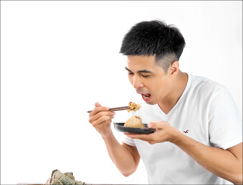 ▲吃粽子讓糖尿病與慢性腎臟病患者身體面臨大考驗,醫師提醒民眾除了注意粽子的攝取量,也要重視「排糖、抗發炎」的雙重防護,以防腎衰竭;圖為情境照,圖中人物與本文無關。
(照片來源:shutterstock) 糖友吃粽大考驗 醫師:排糖、抗發炎雙重護腎