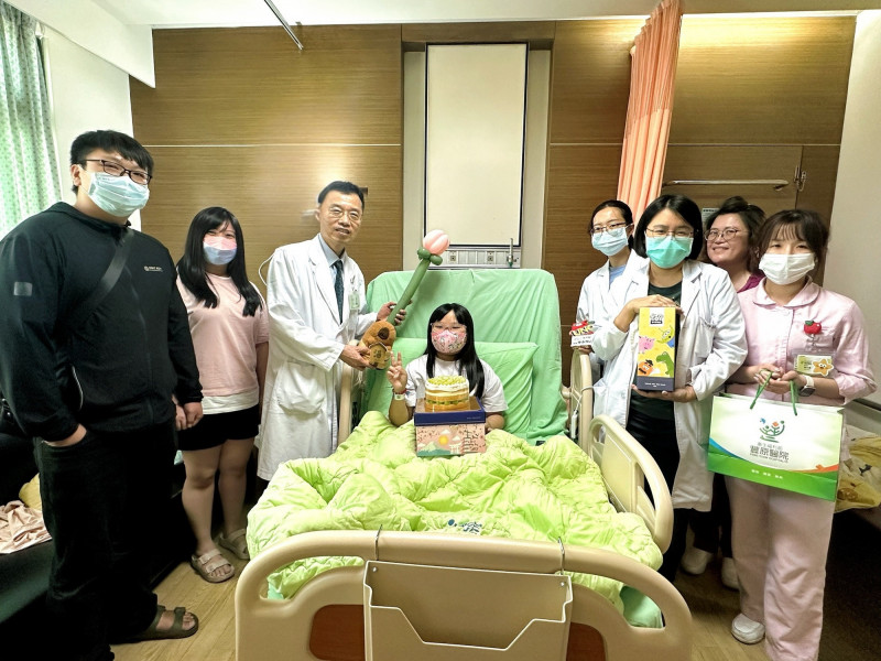 豐原醫院副院長張崑敏(左白袍者)特別準備小禮物,到病房為女童加油打氣,鼓勵她勇敢面對後續治療與血糖控制。
(豐原醫院提供) 9歲女童狂喝水、喘不停差點命危!竟是第一型糖尿病合併糖尿病酮酸中毒