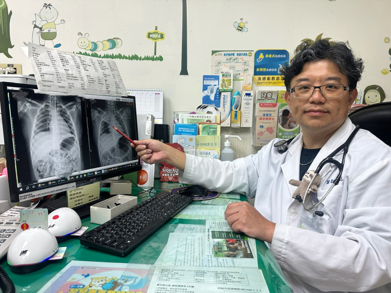 豐原醫院兒科主任馬志豪表示,小女孩到院已併發肺炎,第一型糖尿病屬自體免疫疾病,主要是胰島素分泌不足,導致血糖無法正常代謝,兒童初期症狀容易被誤認為感冒、腸胃炎或單純疲累。(豐原醫院提供) 豐原醫院兒科主任馬志豪表示,小女孩到院已併發肺炎,第一型糖尿病屬自體免疫疾病,主要是胰島素分泌不足,導致血糖無法正常代謝,兒童初期症狀容易被誤認為感冒、腸胃炎或單純疲累。(豐原醫院提供)