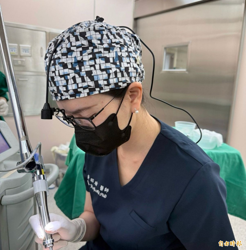 黃昭瑜主任表示,白斑色素移植已是發展相當成熟的手術治療方式,不過是否適合術前須仔細評估。(記者陳建志攝) 黃昭瑜主任表示,白斑色素移植已是發展相當成熟的手術治療方式,不過是否適合術前須仔細評估。(記者陳建志攝)
