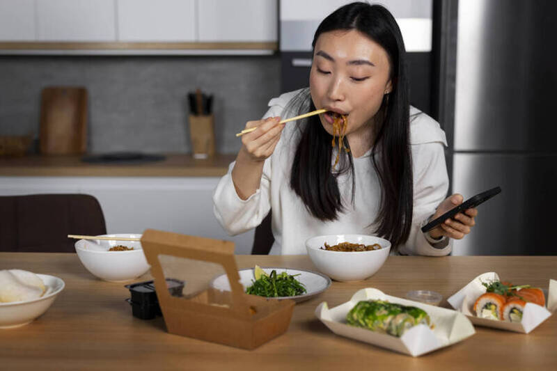 研究發現,高壓力族群若經常深夜進食,腸胃不適風險可能上升。圖為情境照。(圖取自Freepik) 研究發現,高壓力族群若經常深夜進食,腸胃不適風險可能上升。圖為情境照。(圖取自Freepik)