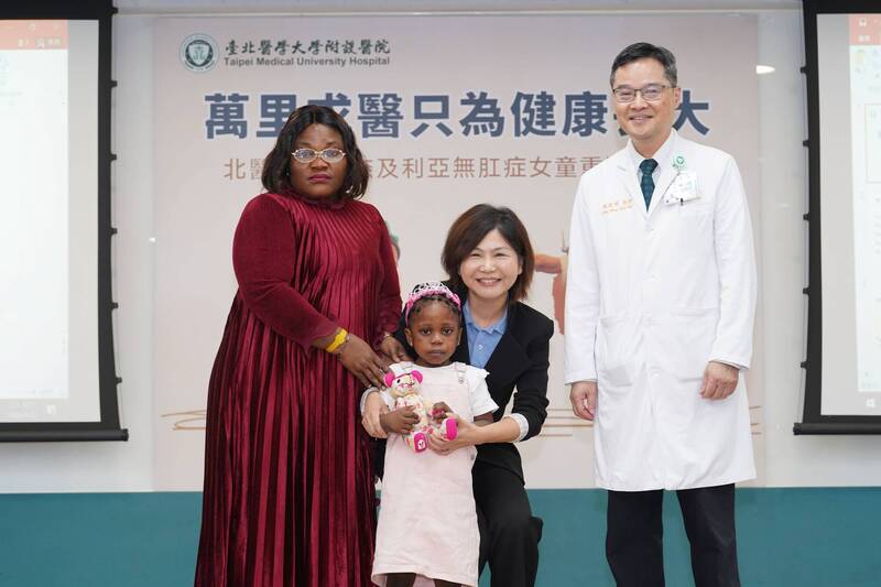 北醫附醫與台灣路竹會、麥當勞叔叔之家共同努力,協助奈及利亞女童Miracle重拾健康。圖左起為女童母親Jennifer、病童Miracle、麥當勞叔叔之家慈善基金會經理周汝玲、北醫附醫院長施俊明。(圖由北醫附醫提供) 北醫附醫與台灣路竹會、麥當勞叔叔之家共同努力,協助奈及利亞女童Miracle重拾健康。圖左起為女童母親Jennifer、病童Miracle、麥當勞叔叔之家慈善基金會經理周汝玲、北醫附醫院長施俊明。(圖由北醫附醫提供)