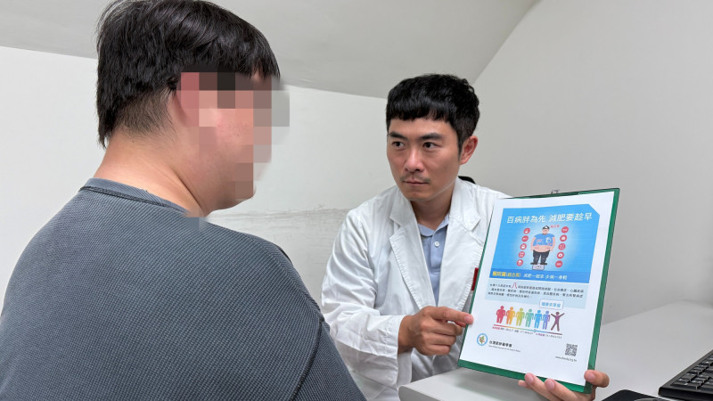 亞洲大學附屬醫院豐中分院家庭醫學科主任葉信甫表示,肥胖是一系列複雜代謝機能失調的結果,每個人適合的治療方式截然不同,應透過專業醫學評估,「個體化精準醫療」,才能兼顧健康享瘦。(亞大醫院提供) 亞洲大學附屬醫院豐中分院家庭醫學科主任葉信甫表示,肥胖是一系列複雜代謝機能失調的結果,每個人適合的治療方式截然不同,應透過專業醫學評估,「個體化精準醫療」,才能兼顧健康享瘦。(亞大醫院提供)