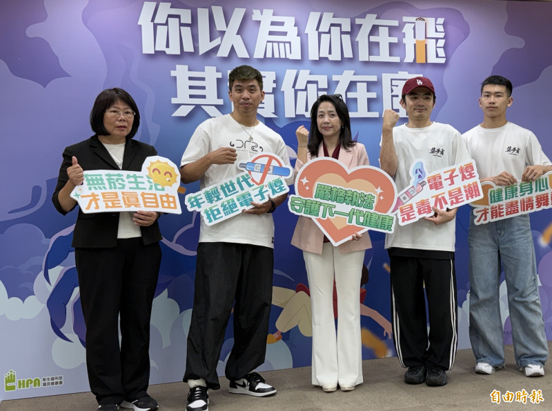 國健署菸害防制組長羅素英(左起)、築夢者團員阿德、副署長魏璽倫、團長哈利及團員諳諳呼籲青少年遠離電子煙危害。(記者羅碧攝) 國健署菸害防制組長羅素英(左起)、築夢者團員阿德、副署長魏璽倫、團長哈利及團員諳諳呼籲青少年遠離電子煙危害。(記者羅碧攝)