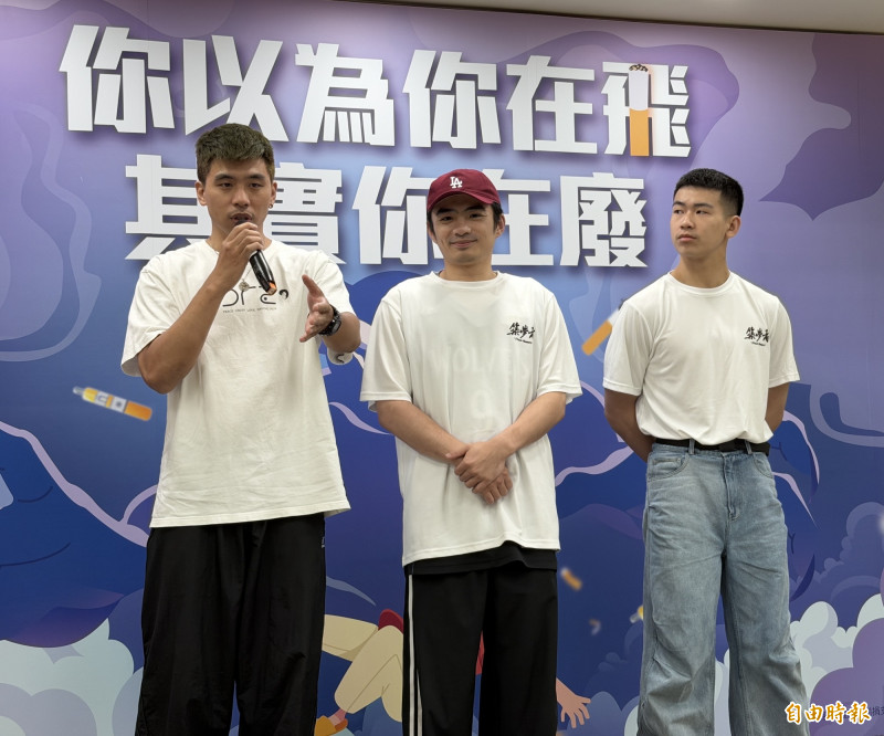 築夢者團員阿德(左起)、團長哈利及團員諳諳強調,真正的帥是能做出別人做不到的動作,而不是靠抽電子煙裝酷。(記者羅碧攝) 築夢者團員阿德(左起)、團長哈利及團員諳諳強調,真正的帥是能做出別人做不到的動作,而不是靠抽電子煙裝酷。(記者羅碧攝)