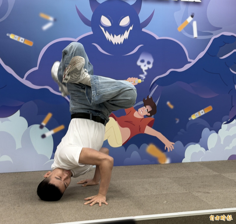 築夢者團員諳諳示範街舞高難度動作,強調街舞對肺活量要求極高,任何傷害肺部的東西都該遠離。(記者羅碧攝) 築夢者團員諳諳示範街舞高難度動作,強調街舞對肺活量要求極高,任何傷害肺部的東西都該遠離。(記者羅碧攝)
